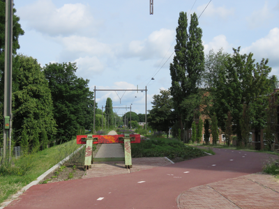 833572 Gezicht op het fiets- en wandelpad in het park Oosterspoorbaan te Utrecht, ter hoogte van het studentencomplex ...